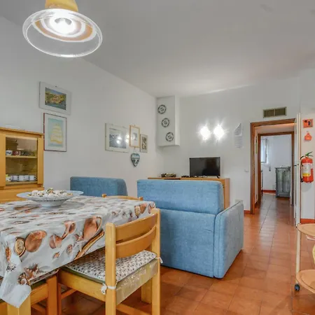 Apartamento 1 Bedroom Awesome In San Saturnino Bracco